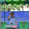 Thủ tướng Prayuth Chan-ocha bỏ phiếu trong cuộc trưng cầu dân ý ở Bangkok ngày 7/8 vừa qua. (Ảnh: THX/TTXVN)