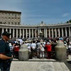 Cảnh sát Italy tuần tra tại khu vực Tòa thánh Vatican ngày 24/7 vừa qua. (Ảnh: AFP/TTXVN)