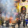 Người dân Hà Nội lễ đầu năm tại chùa Quán Sứ, quận Hoàn Kiếm, Hà Nội. (Ảnh: Minh Đức/TTXVN)