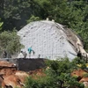 Phiến đá Granite hàng trăm mét khối đang bị "xẻ thịt.” (Ảnh: Dương Giang/TTXVN)