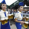 Các nữ nhân viên phục vụ bia tại lễ hội bia. (Nguồn: kyodonews)