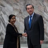 Ngoại trưởng Trung Quốc Vương Nghị (phải) có cuộc hội đàm với người đồng cấp Ấn Độ Sushma Swaraj tại Moskva của Nga hồi tháng Tư vừa qua. (Ảnh: THX/TTXVN)