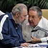 Lãnh tụ Cuba Fidel Castro (trái) và Chủ tịch Cuba Raul Castro - em trai ông. (Ảnh: AFP/TXVN)