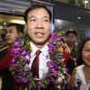 Xạ thủ Hoàng Xuân Vinh được đông đảo người hâm mộ chào đón tại sân bay quốc tế Nội Bài. (Ảnh: Quốc Khánh/TTXVN)