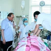 Thủ tướng Nguyễn Xuân Phúc thăm các nạn nhân tại Bệnh viện Đa khoa tỉnh Yên Bái. (Ảnh: Thống Nhất/TTXVN)