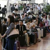 Hành khách chờ các chuyến bay hoạt động trở lại tại sân bay Haneda ở Tokyo ngày 22/8. (Ảnh: EPA/TTXVN)