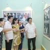 Phó Tổng giám đốc Thông tấn xã Việt Nam Ngô Hà Thái tham quan triển lãm. (Ảnh: Phương Hoa/TTXVN)
