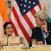 Ngoại trưởng Mỹ John Kerry (phải) và Ngoại trưởng Ấn Độ Sushma Swaraj tại Đối thoại chiến lược và thương mại Mỹ- Ấn ở thủ đô Washington ngày 22/9/2015. (Ảnh: Reuters/TTXVN)