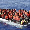 Tàu của lực lượng cứu hộ giải cứu người di cư ngoài khơi bờ biển Libya ngày 18/8 vừa qua. (Ảnh: EPA/TTXVN)