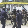 Nhân viên an ninh Somalia điều tra tại hiện trường vụ đánh bom. (Ảnh: EPA/TTXVN)