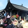 Khách thập phương thắp hương, cầu tài lộc tại chùa Đồng, Yên Tử, tỉnh Quảng Ninh. (Ảnh: Đình Trân/TTXVN)