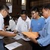 Thí sinh nộp hồ sơ đăng ký xét tuyển đợt 1 vào Đại học Kinh tế Thành phố Hồ Chí Minh. (Ảnh: Phương Vy/TTXVN)
