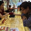 Khách giao dịch vàng tại Công ty vàng Bảo Tín Minh Châu, Hà Nội. (Ảnh: Trần Việt/TTXVN)