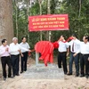 Khánh thành bia công nhận Cây Vên Vên 215 năm tuổi là cây Di sản Việt Nam. (Ảnh: Lê Đức Hoảnh/TTXVN)