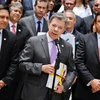 Tổng thống Colombia Juan Manuel Santos (giữa) công bố văn bản thỏa thuận hòa bình đạt được với lực lượng FARC ở Bogota ngày 25/8 vừa qua. (Ảnh: AFP/TTXVN)