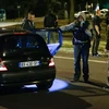 Cảnh sát Pháp làm nhiệm vụ trong chiến dịch bắt giữ các nghi can khủng bố tại Boussy-Saint-Antoine, phía nam thủ đô Paris ngày 8/9. (Ảnh: AFP/TTXVN)