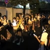 Các sinh viên trường trung học Hàn Quốc đổ xuống đường phố do lo ngại dư chấn sau động đất ở Ulsan, cách thủ đô Seoul khoảng 300km về phía đông nam ngày 12/9. (Ảnh: AFP/TTXVN)