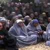 Các nữ sinh Nigeria bị Boko Haram bắt cóc trong trang phục Hồi giáo và đang làm lễ cầu nguyện tại một khu vực nông thôn không xác định được địa điểm ngày 12/5/2014. (Ảnh: AFP/TTXVN)