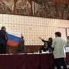 Treo cờ Nga tại một trạm bỏ phiếu trước cuộc bầu cử Duma quốc gia ở làng Gusino, phía tây nước Nga, ngày 17/9. (Nguồn: AP)