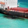 Lượng nhỏ dầu tràn ra từ tàu Shen Neng 1 sau khi bị mắc cạn ngày 4/4/2010. (Ảnh: AFP/TTXVN)