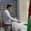 Cử tri Azerbaijan bỏ phiếu tại một địa điểm bầu cử ở Baku. (Ảnh: THX/TTXVN)