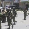Binh sỹ Kenya triển khai tại đồn cảnh sát tại trung tâm thành phố Mombasa. (Ảnh: EPA/TTXVN)