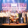 Đại diện Honda Việt Nam và lãnh đạo địa phương bên chiếc xe máy thứ 20 triệu. (Nguồn: HVN)