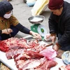 Người dân mua thịt bò tại chợ. (Ảnh minh họa: Đình Huệ/TTXVN)