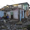 Người dân thu dọn đống đổ nát sau bão Matthew tại Baracoa, Guantanamo ngày 7/10 vừa qua. (Ảnh: AFP/TTXVN)