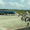 Hoạt động vận chuyển hành khách tại sân bay Buôn Ma Thuột. (Ảnh: Dương Giang/TTXVN)