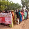 Các thành viên phong trào " Hãy đưa các em gái trở về" tham gia cuộc tuần hành tại Abuja, kêu gọi trả tự do cho các nữ sinh bị Boko Haram bắt cóc. (Ảnh: AFP/TTXVN)