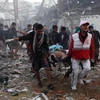 Chuyển thi thể nạn nhân khỏi hiện trường sau vụ không kích của liên quân xuống Sanaa ngày 8/10 vừa qua. (Ảnh: AFP/TTXVN)
