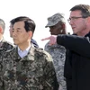 Bộ trưởng Quốc phòng Mỹ Ashton Carter (phải) và Bộ trưởng Quốc phòng Hàn Quốc Han Min-koo. (Nguồn: Reuters)