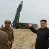 Nhà lãnh đạo Triều Tiên Kim Jong-un thị sát một vụ phóng thử tên lửa tầm trung Musudan tại thành phố Wonsan ở bờ biển phía đông Triều Tiên. (Ảnh: Yonhap/TTXVN)