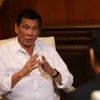 Tổng thống Philippines Rodrigo Duterte (trái) trả lời phỏng vấn của Tân Hoa Xã tại Manila ngày 13/10 vừa qua, trước chuyến thăm Trung Quốc. (Ảnh: THX/TTXVN)
