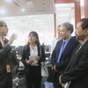 Cán bộ New Straits Times giới thiệu với Đoàn Tạp chí Cộng sản về tổ chức, hoạt động của báo. (Ảnh: Lê Hòa/Vietnam+)