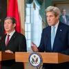 Ngoại trưởng Mỹ John Kerry và Ủy viên Bộ Chính trị, Thường trực Ban Bí thư Đinh Thế Huynh. (Nguồn: U.S. Department of State)