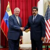 Tổng thống Venezuela Nicolas Maduro bắt tay Thứ trưởng Ngoại giao Mỹ Thomas Shannon trong cuộc họp của họ tại Miraflores Palace ở Caracas, Venezuela ngày 22/6. (Nguồn: Reuters)