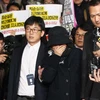 Bà Choi Soon-sil (giữa) tới văn phòng của cơ quan công tố Seoul ngày 31/10 vừa qua. (Ảnh: EPA/TTXVN)