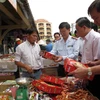 Đoàn Thanh tra Bộ Y tế và thanh tra liên ngành Thành phố Hồ Chí Minh kiểm tra bánh mứt nhân Tết Nguyên đán 2016 tại chợ Bình Tây. (Ảnh: Phương Vy/TTXVN)