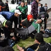 Lực lượng cứu hộ Maroc chuyển nạn nhân bị thương trong một vụ đụng độ. (Ảnh: AFP/TTXVN)