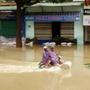 Đường Hùng Vương, thành phố Quy Nhơn bị ngập sâu, giao thông đi lại rất khó khăn. (Ảnh: Nguyên Linh/TTXVN)