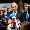 Ứng cử viên đảng Xã hội đối lập, Rumen Radev trả lời phỏng vấn sau khi bỏ phiếu tại Sofia ngày 6/11. (Ảnh: AFP/TTXVN)