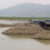 Bãi sỏi thải ở khu vực xã Vạn Thọ, huyện Đại Từ, tỉnh Thái Nguyên làm cản trở dòng chảy và ảnh hưởng đến môi trường, cảnh quan du lịch Hồ Núi Cốc. (Ảnh: Hoàng Nguyên/TTXVN)
