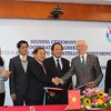 Cục trưởng Cục Tần số vô tuyến điện Đoàn Quang Hoan và Cục trưởng Cục Thông tin vô tuyến - ITU tại lễ ký kết thỏa thuận hợp tác. (Nguồn: mic.gov.vn)