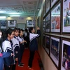 Khách thăm quan triển lãm bản đồ và trưng bày tư liệu “Hoàng Sa, Trường Sa của Việt Nam-Những bằng chứng lịch sử và pháp lý,” tại Ninh Bình. (Ảnh: Hoàng Hùng/TTXVN)