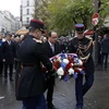 Tổng thống Pháp Francois Hollande đặt vòng hoa của hoa tưởng niệm các nạn nhân của một cuộc tấn công khủng bố vào một quán cà phê ở Paris, ngày 13/11. (Nguồn: Reuters)