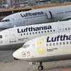 Máy bay của Hãng hàng không Lufthansa tại Frankfurt am Main, Đức ngày 23/11. (Ảnh: AFP/TTXVN)