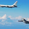 Hai máy bay Trung Quốc, trong đó có một máy bay ném bom H-6K (trái) và máy bay chiến đấu Su-30 bay về phía Tây Thái Bình Dương qua eo biển Miyako ở tỉnh Okinawa. (Nguồn: japantimes.co.jp)