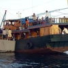 Các ngư dân nước ngoài bị hải quân Philipin ngăn chặn ngoài bãi cạn Scarborough. (Ảnh: AFP/TTXVN)